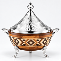 Casserole en acier inoxydable de style tajine arabe avec couvercle en dôme martelé et finition imitation bois décorative