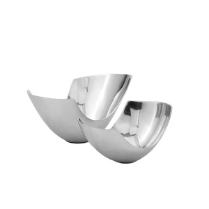 Cuencos modernos de aluminio de diseño curvo con acabado pulido, perfectos para servir aperitivos, centro de mesa decorativo - Product Image 1