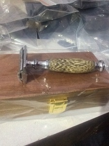 Maquinilla de afeitar portátil de viaje, precio razonable, muy demandada, MOQ bajo, completa con maquinilla de afeitar de seguridad de 3 cuchillas de acero inoxidable y mango de madera. - Product Image 2