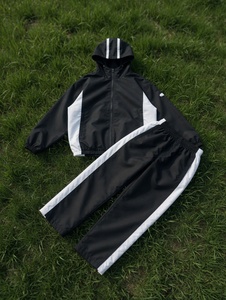 Survêtement sportif léger en polyester noir et blanc avec blocs de couleur, à capuche et fermeture éclair intégrale, avec poches latérales, idéal pour le printemps - Product Image 1