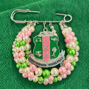 Broche de Perlas Rosa y Verde AKA Shield, Elegante Accesorio de Joyería para Hermandades con Cuentas Rosa y Verde y Diseño en Tono Dorado para Mujer - Product Image 1