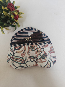 Étui à lunettes rectangulaire matelassé fait main Shree Balajee Garments à imprimé floral, pochette souple en coton pour femme, tendance - Product Image 2