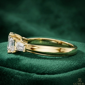Anillo de Compromiso Clásico de Lujo con Tres Piedras de Diamante Cultivado en Laboratorio con Corte Esmeralda, Oro Blanco de 9KT, 10KT, 14KT y 18KT, Certificado IGI - Product Image 2