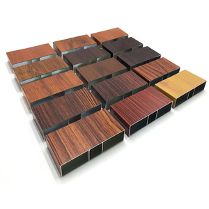 Perfil de aluminio con acabado superficial efecto madera y recubrimiento por transferencia, fabricado con aluminio de grado arquitectónico 6063-T5 / 6063-T6 - Product Image 1