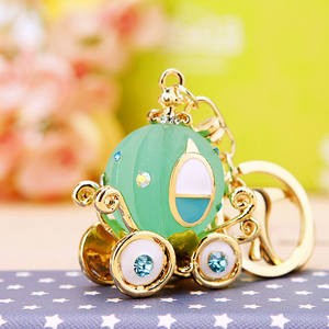 Porte-clés en alliage de zinc en forme de carrosse citrouille 3D avec impression numérique, porte-monnaie miniature, breloque mignonne, cadeau du Nouvel An pour femme - Product Image 4