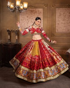 Ensemble Lehenga Rouge Traditionnel en Coton Mousseline Imprimé Numérique et Broderie Miroir Véritable, Lehenga Choli et Dupatta en Dentelle Faite à la Main - Product Image 2