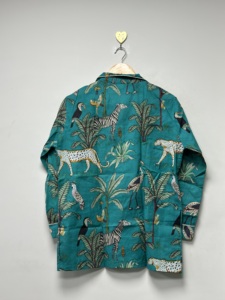 Ensemble de pyjama en coton élégant et luxueux Wild Safari |   Chemise et pantalon de détente pour femme à imprimé animal tropical avec pochette de voyage assortie - Product Image 6