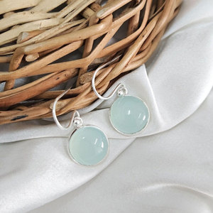 Pendientes Redondos de Calcedonia Aqua Plateada Hechos a Mano, Joyería Minimalista con Piedras Preciosas para Mujer - Product Image 1