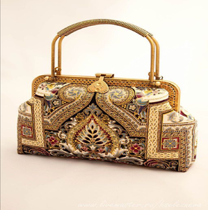 Pochette rectangulaire élégante en laiton doré, ornée d'un médaillon floral vert central et d'un pompon suspendu, en gros. - Product Image 2