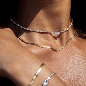 AMBER JEWELS Lujoso Collar Gargantilla Unisex Chapado en Plata con Moissanita, Corte Esmeralda y Engaste de Canal, Joyería de Boda - Product Image 4