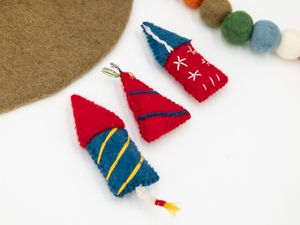 Decoración de petardos de fieltro hecha a mano para el 4 de julio, adorno colgante de comercio justo para el Día de la Independencia - Product Image 3