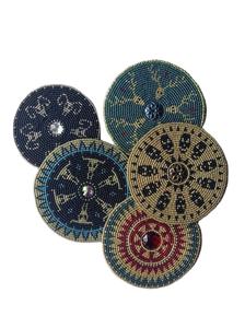 Posavasos bordados, posavasos con cuentas hechas a mano, posavasos con cuentas combinadas en rojo y blanco de la India - Product Image 2