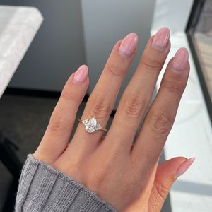 Bague tendance en or blanc 14 carats avec diamant de laboratoire taille poire de 1,50 carat, bijou classique pour fiançailles et mariage, original - Product Image 1