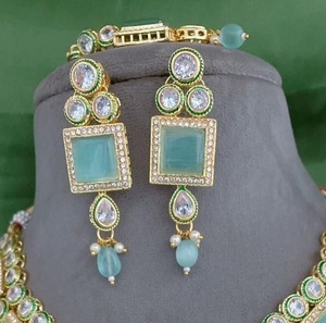 ชุดสร้อยคอพร้อมต่างหูและติกก้าประดับมอสซาไนต์ชุบทองเหลืองคุณภาพพรีเมียม ดีไซน์คลาสสิก เหมาะสำหรับงานหมั้น งานแต่งงาน หรือเป็นของขวัญสำหรับผู้หญิง - Product Image 2