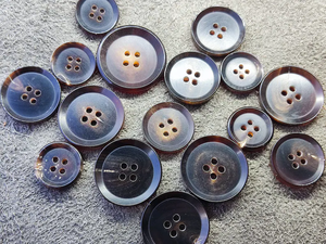 Boutons de manteau en corne de buffle à 4 trous, faits à la main, modernes, écologiques, durables et écoresponsables, vente en gros, personnalisables - Product Image 2