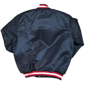 Chaqueta Varsity Negra Personalizada de Satén para Hombre, Chaqueta Bomber con Ribete Rojo en Contraste, Chaqueta Deportiva de Béisbol al por Mayor - Product Image 2