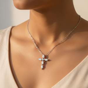 Collier pendentif croix en grappe serti de pierres rondes et marquises 1.00CTW - Product Image 6