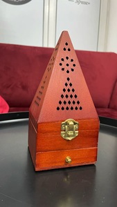 Boîte à encens triangulaire en bois de séquoia faite à la main avec tiroir et couvercle perforé - Product Image 3