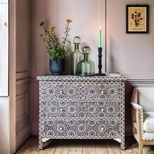 Élégante commode en bois sculpté à la main avec incrustations en os et motifs floraux complexes - Product Image 1