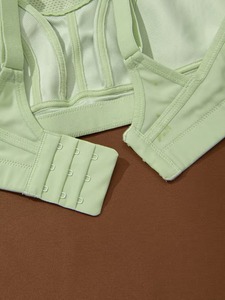 Sujetador deportivo para mujer con tirantes ajustables, panel superior de malla, cierre trasero, soporte completo, ropa deportiva. - Product Image 6