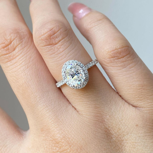 แหวนแต่งงานเพชรทรงรี 2 กะรัต ดีไซน์หรูหรา ประดับเพชรรอบวง ทอง 14k ระยิบระยับ สวยงามสง่า เป็นของขวัญแต่งงานที่เหนือกาลเวลา - Product Image 1