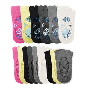 Chaussettes de yoga pour femmes à double sangle croisée, en spandex et nylon épais, hauteur genou, antidérapantes et professionnelles - Product Image 1