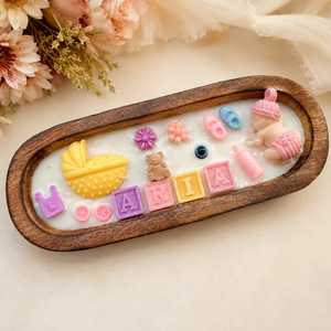 Vela Personalizada para Baby Shower |   Vela Aromática de Cera de Soya con Diseño de Nube Arcoíris y Nombre Personalizado para Decoración Temática de Bebés - Product Image 4