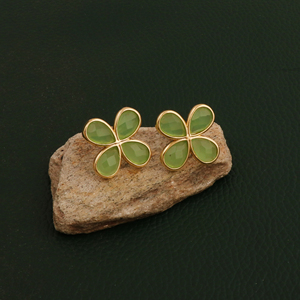 Boucles d'oreilles clous fleur en préhnite verte - Boucles d'oreilles clous délicates plaquées or 18 carats motif trèfle à quatre feuilles - Bijoux faits main en pierre précieuse taille poire R - Product Image 1