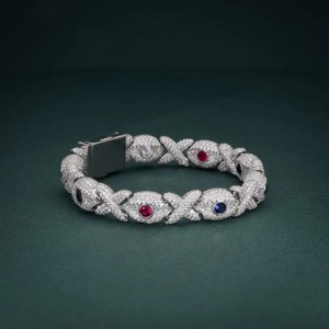 Pulsera cubana de lujo en oro y plata con detalles de piedras baguette para hombre, joyería hip hop estilo iced out para fiestas. - Product Image 1