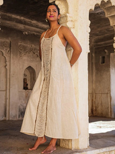 Vestido Maxi de Algodón Khadi Hecho a Mano con Detalles de Macramé con Flecos y Bordes Bordados, Cuello Cuadrado, Silueta en A - Product Image 6