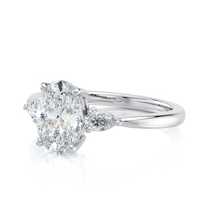 แหวนเพชรทรงรีเพาะเลี้ยงในห้องปฏิบัติการ รับรองโดย IGI แหวนหมั้นสามเม็ด ทองคำขาว 10K ประดับเพชรทรงมาร์คีส์ด้านข้าง ของขวัญเครื่องประดับสำหรับงานแต่งงาน - Product Image 3