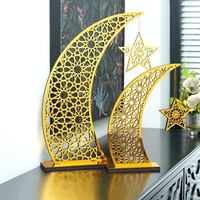 Sculpture Totem Sphérique Martelée Dorée de Luxe – Base en Calligraphie Arabe Découpée avec Décoration en Forme de Croissant de Lune pour Salon