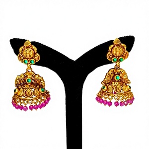 Boucles d'oreilles pendantes en or massif 22 carats, antiques, faites à la main avec des émeraudes vertes et des perles naturelles, bijoux de mariage classiques - Product Image 1