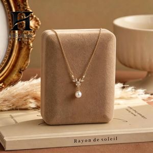 Collier de mariée minimaliste avec pendentif en forme de branche florale délicate et chevron, orné de diamants de laboratoire taille marquise et de perles - Product Image 4