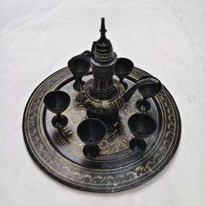Service à café en laiton du Moyen-Orient avec pot Dallah gravé à la main et tasses assorties – Ensemble traditionnel en métal noir et or gravé - Product Image 2
