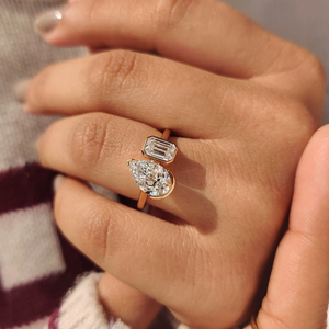 Exquisito Anillo de Compromiso para Mujer con Diamante Esmeralda Corte Pera, Engastado en Bisel, Diamante Cultivado en Laboratorio, Oro de 14K, Inspirado en la Naturaleza, para Boda o Fiesta - Product Image 5