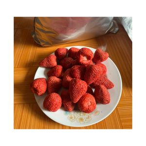 สตรอว์เบอร์รีอบแห้งแบบแช่เยือกแข็ง รสชาติกรอบอร่อย ขนมขบเคี้ยวเพื่อสุขภาพ เหมาะสำหรับซีเรียล โยเกิร์ต สมูทตี้ ไม่มีสารกันบูด - Product Image 1
