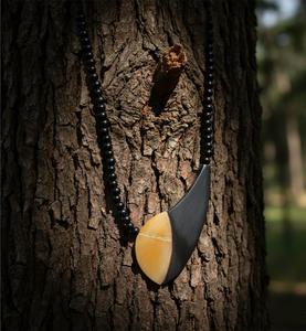 Collar colgante bohemio hecho a mano para mujer con piezas de cuerno de búfalo negro ahumado fusionado en cordones de algodón encerado ajustables - Product Image 6