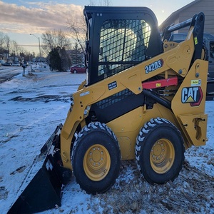 Chargeuse compacte sur chenilles CAT 242D3, machine robuste et puissante conçue pour les chantiers de construction, offrant des performances élevées. - Product Image 1
