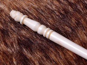 Artisanat en os de buffle blanc véritable fait main - Élégante épingle à cheveux de forme naturelle, design moderne et écologique, bâtonnet à cheveux en os au meilleur prix - Product Image 2
