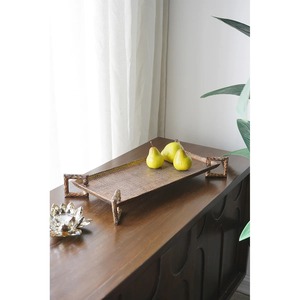 Plateau de service rectangulaire en bois avec poignées dorées, design moderne, vaisselle et assiettes faites à la main - Product Image 5