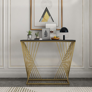 Console élégante avec plateau en marbre blanc et structure en métal doré en forme de V géométrique, disponible à prix de gros. - Product Image 5