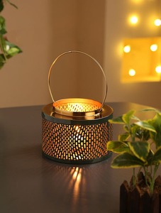Elegante Linterna Metálica de Ramadán Kareem con Acabado Verde para Reuniones Familiares, Festivales, Hogares Tradicionales y Ocasiones Especiales - Product Image 2