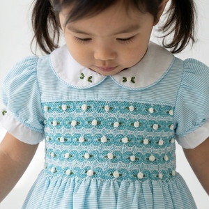 Lindo Vestido Azul Geométrico de Algodón para Niñas, Cuello Peter Pan, Manga Abullonada, Bordado Floral, Largo hasta la Rodilla, Verano - Product Image 5