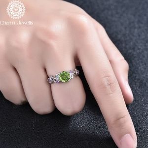 Bague de fiançailles Charm_Jewells pour femme en or 18 carats avec moissanite taille coussin certifiée IGI 3 grammes, motif végétal vintage, sertie à griffes - Product Image 3