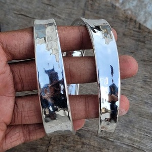 Brazalete de Latón Sólido Martillado 100% Hecho a Mano, Pulido en Oro, Ancho de Banda de 15 mm, Diseño Personalizado, Joyería Moderna y Duradera - Product Image 2