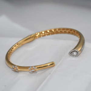 Brazalete Abrible con Diamantes en Oro de 18K |   Diamantes cultivados en laboratorio |   Corte Brillante para Mujer |   Certificado por IGI |   VDS 25G Elegante para Uso Diario - Product Image 1