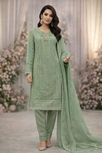 Chiffon brodé, col brodé devant et derrière, travail manuel sur le devant, travail en dentelle, dupatta intérieur en soie, pantalon en chiffon brodé, soie. - Product Image 6