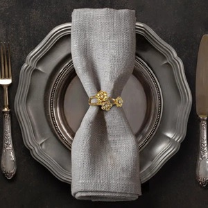 Anneau de serviette en laiton en forme de fleur, largeur 2,5 cm, style glamour, accessoire de décoration de table pour mariage - Product Image 1