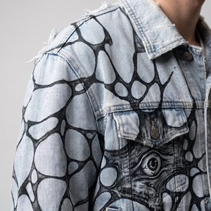 Chaqueta Vaquera Azul Lavada a la Piedra Personalizada para Hombre, con Estampado UV Negro Único, Transpirable, Estilo Urbano, Abrigo de Mezclilla de Moda, OEM, Primavera Otoño - Product Image 6